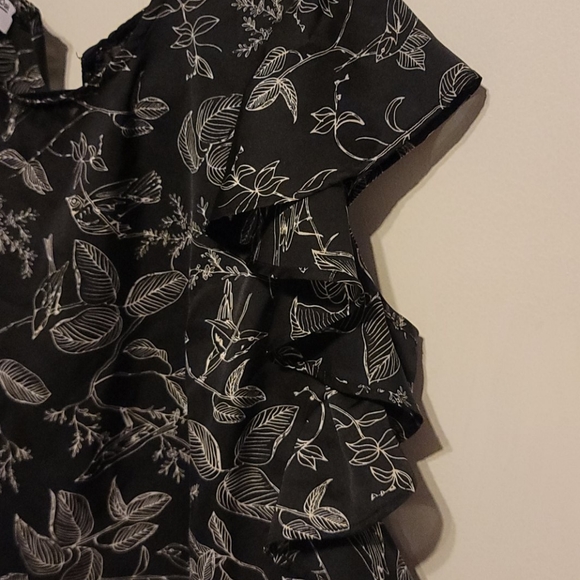 Short Sleeve Blouse - Picture 2 of 4